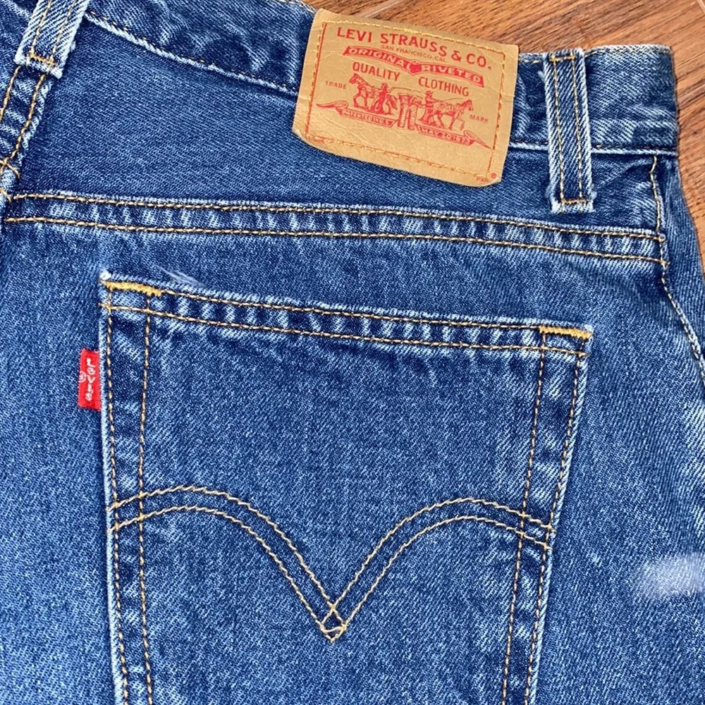 Size 10 Missy Levi’s Jean Shorts - Picture 2 of 4